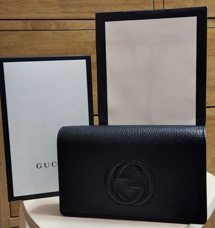 구찌 마몬트 마틀라세 소호 체인 미니 크로스백를 직접 구매하고 찍은 사진입니다.