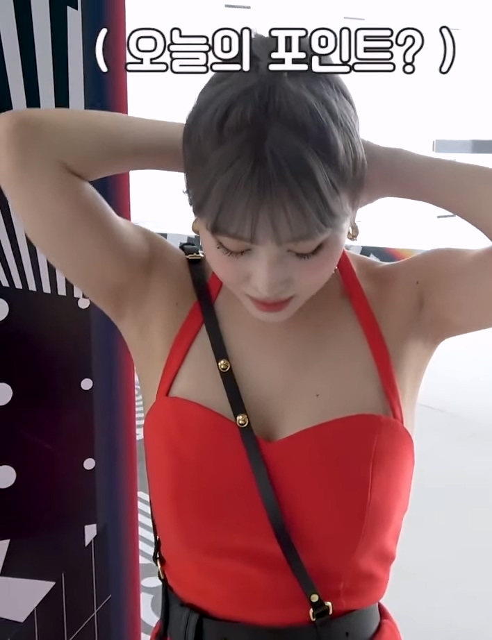 아이돌-idol-kpop-가슴-가슴골-슴골-boobs-cleavage-midriff-엉덩이-엉밑-엉밑살-butt-섹시-몸매-body-sexy-허벅지-thighs-도끼-cameltoe-nsfw-legs-cheeks-트와이스-모모-twice-momo