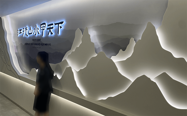 강릉산수갑천하 2층 복도 조형물