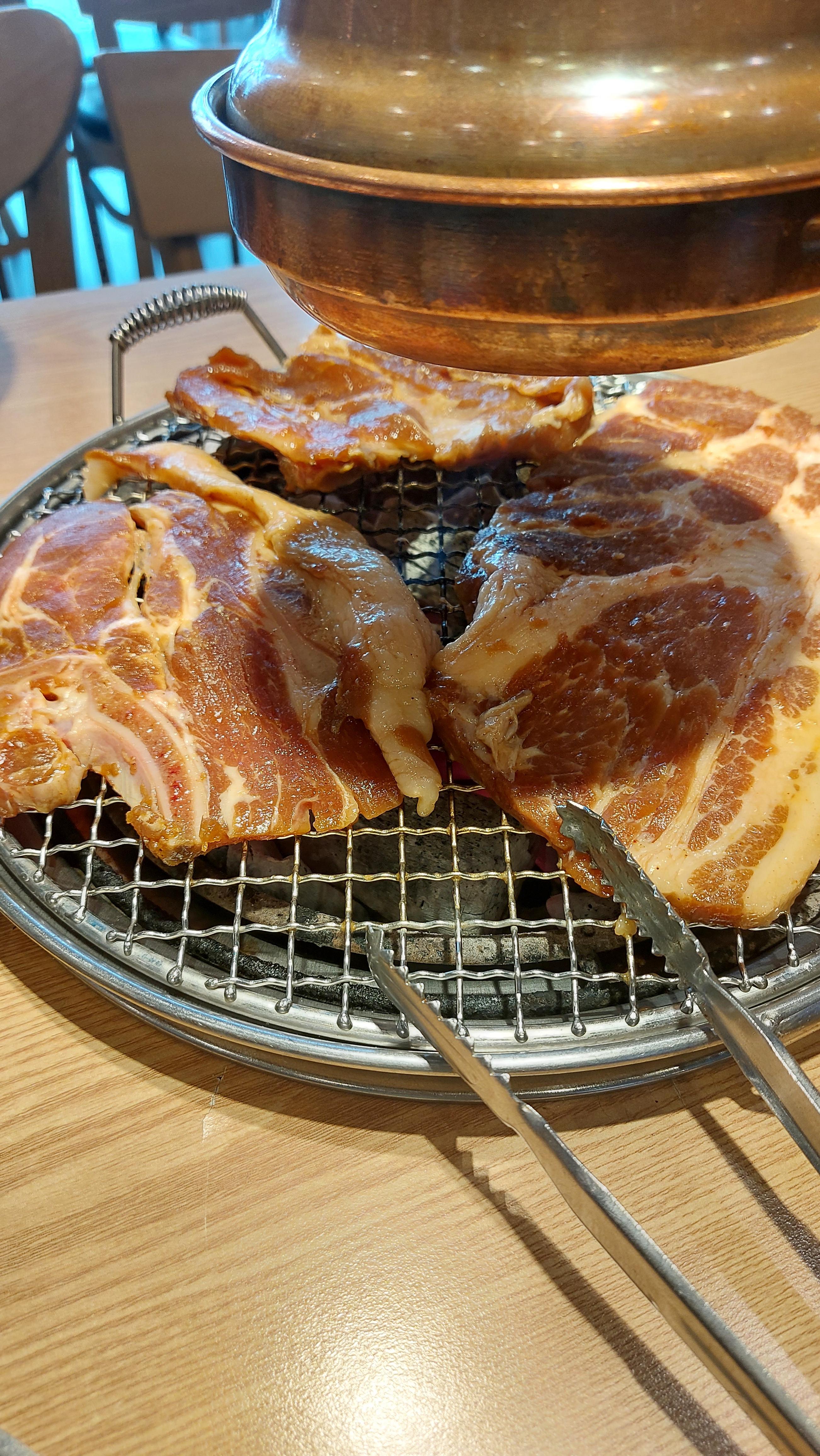 명륜진사갈비 대전목원대점 갈비를 열심히 굽자!