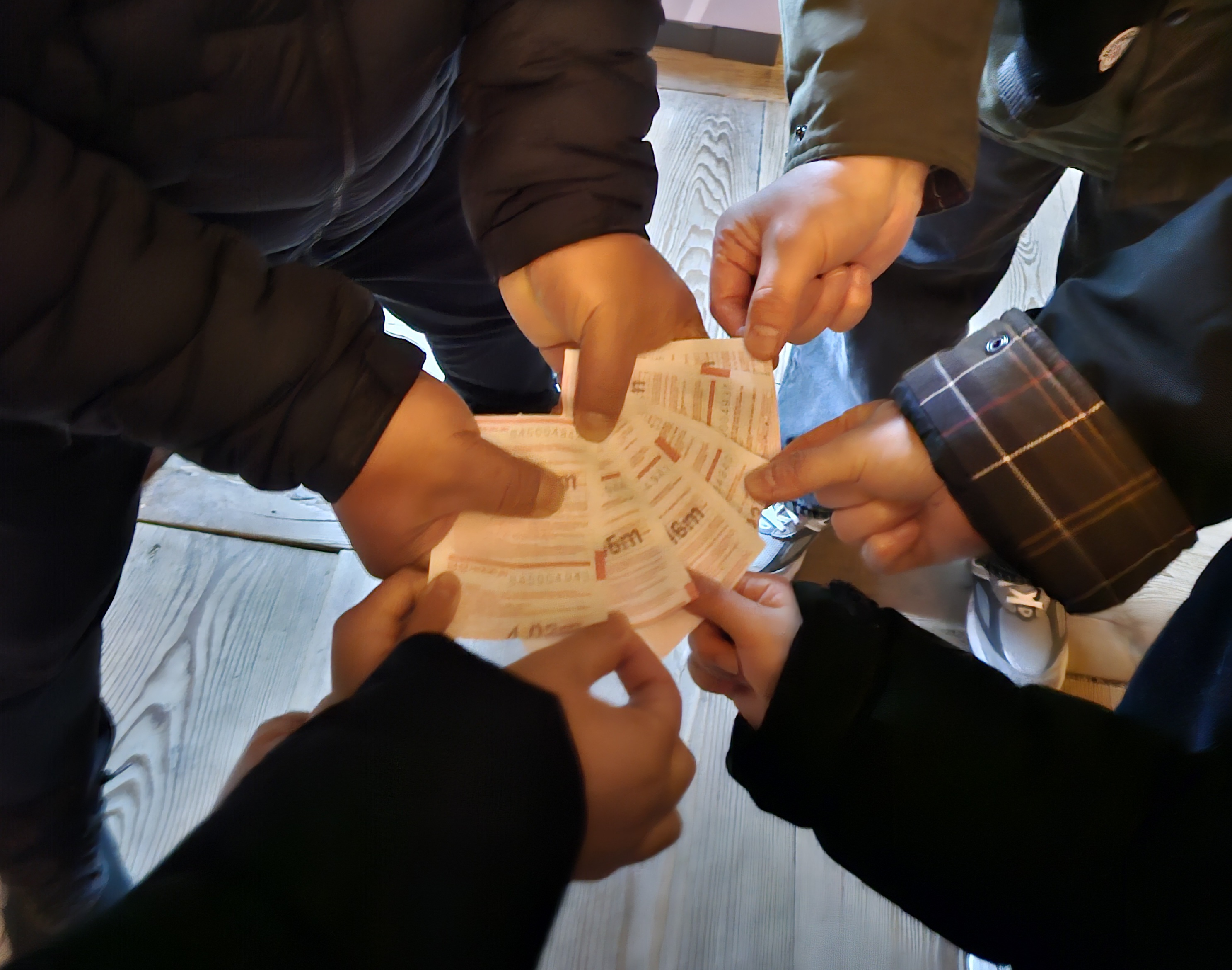 여러 장의 로또 용지를 손에 쥐고 한데 모아 찍은 가족 인증샷