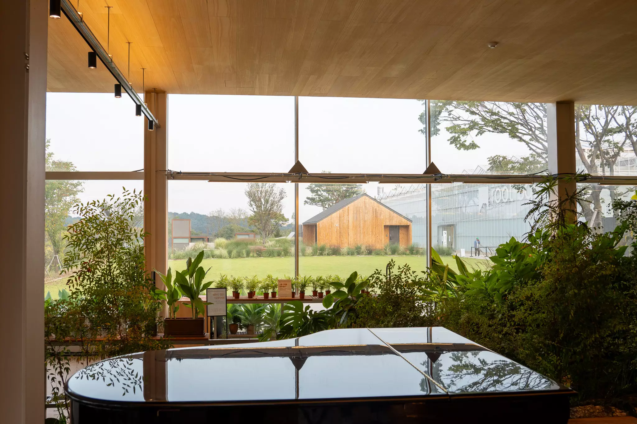 뤁스퀘어-내부에서-바라본-외부