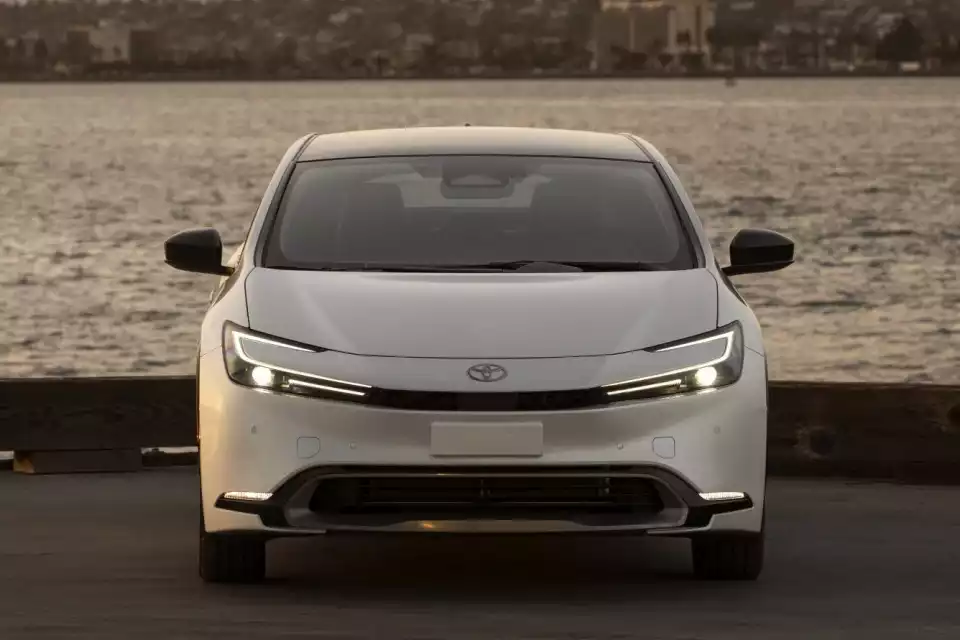 토요타 프리우스 앞모습입니다.