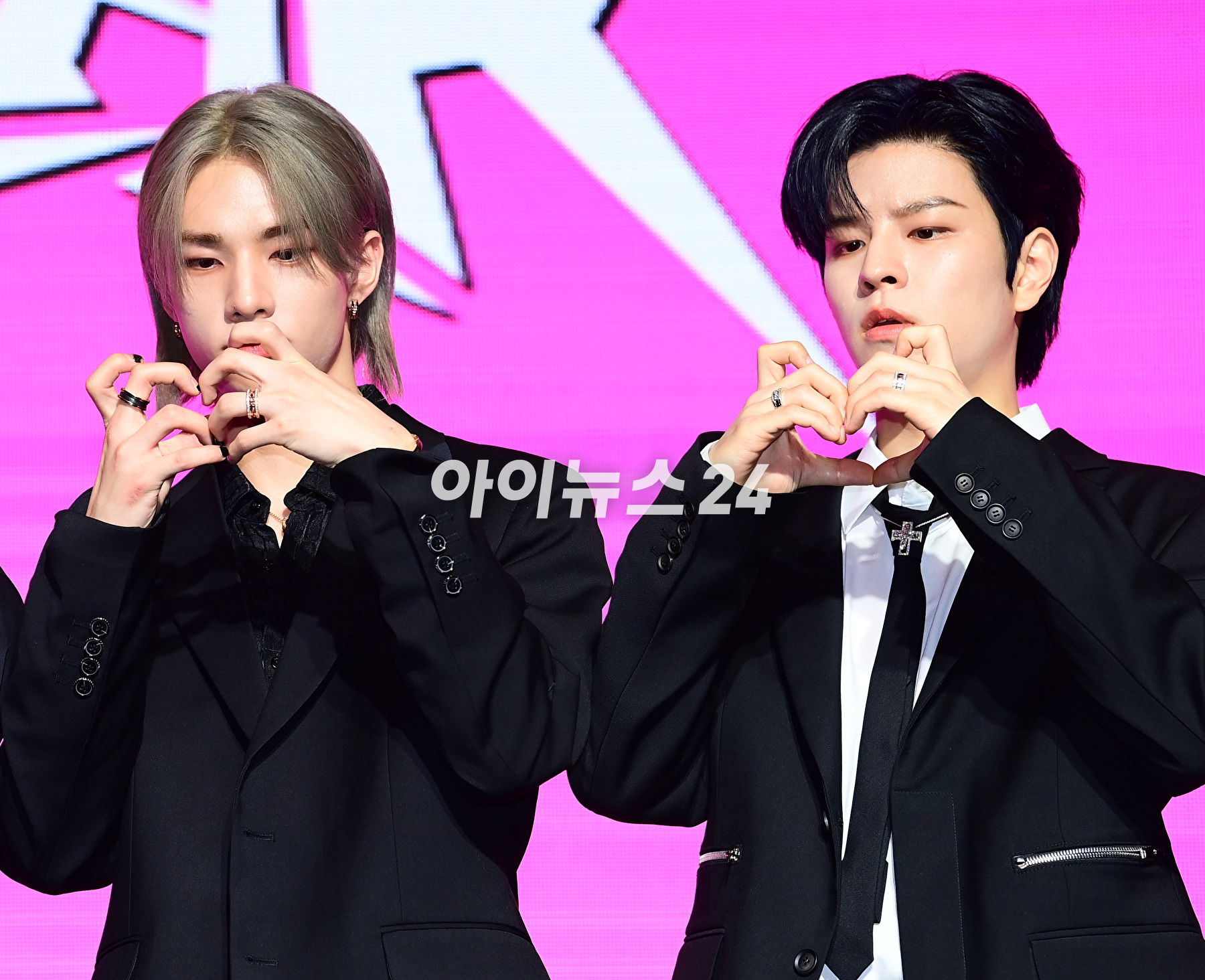 그룹 스트레이키즈 현진과 승민이 10일 오전 서울 영등포구 콘래드 서울에서 열린 스트레이키즈(Stray Kids) 새 미니앨범 '樂-STAR'(락스타) 발매 기념 기자간담회에서 포즈를 취하고 있다. [사진=정소희 기자]