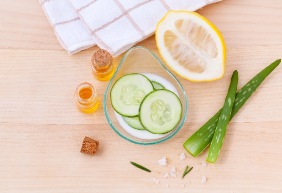 여러종류의 화장품 성분에 대해 설명하는 이미지