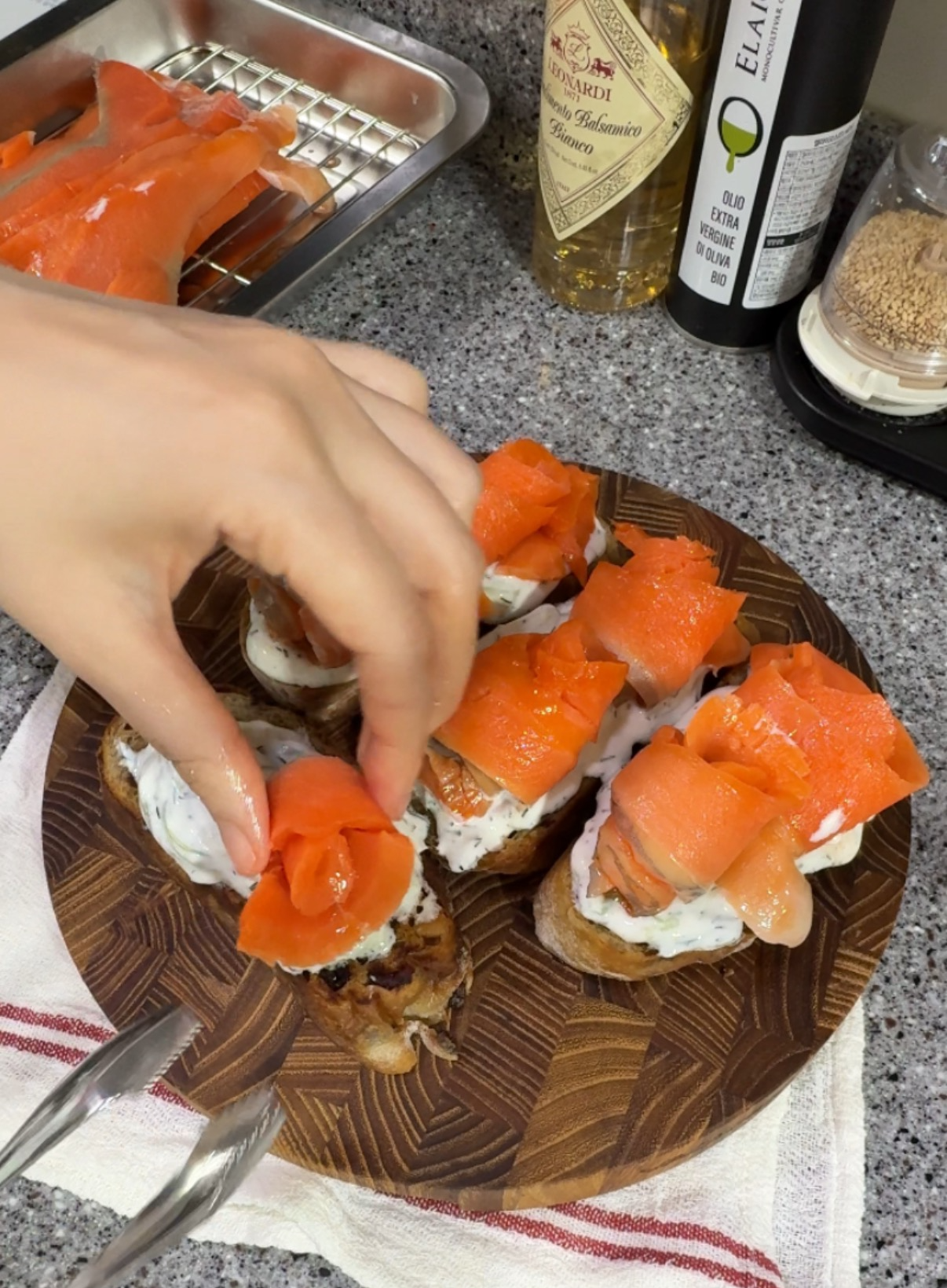 차지키 소스를 바른 빵 위에 훈제연어를 올리는 모습