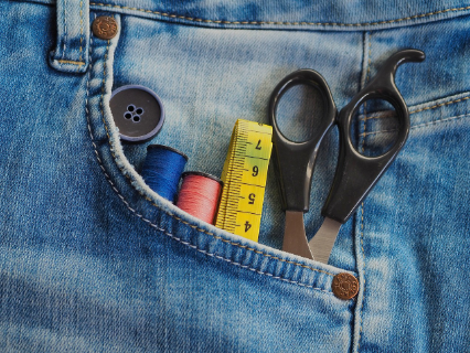 버려진 청바지의 변신 – 오래된 청바지로 가방, 쿠션, 앞치마 만드는 방법