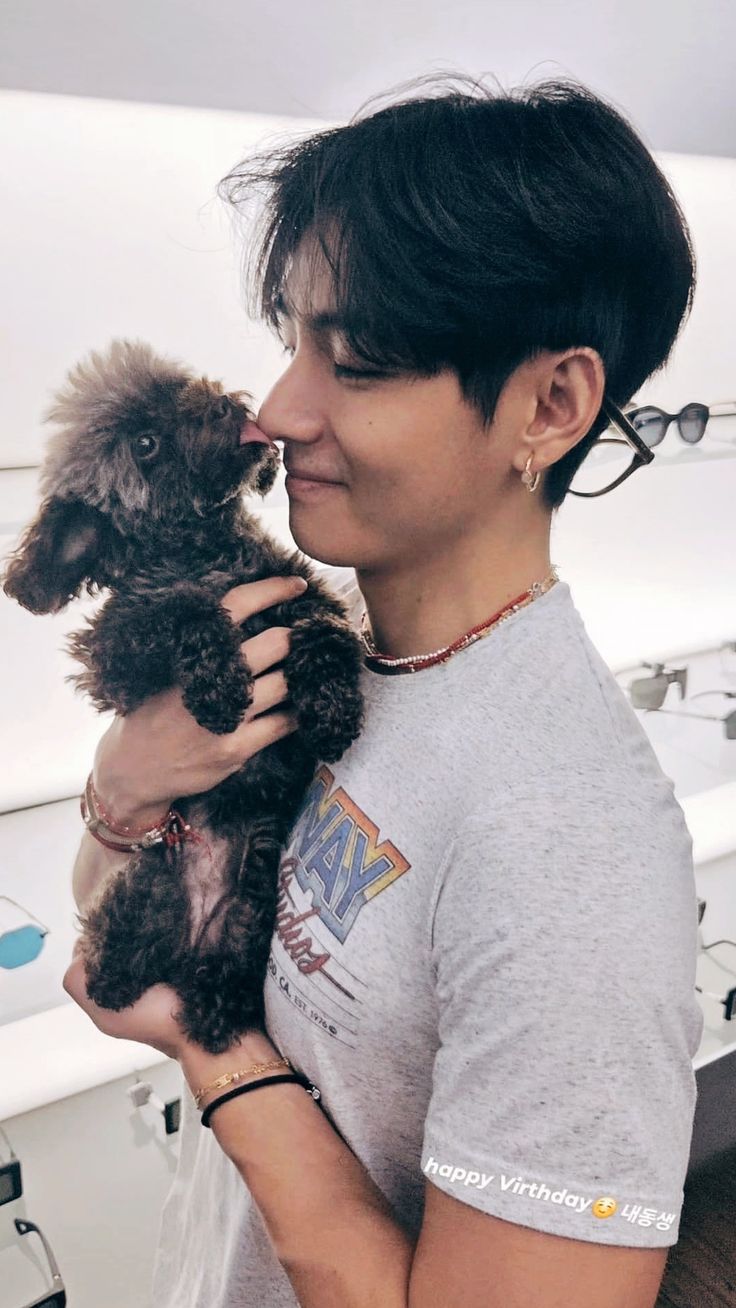 방탄소년단 뷔 고향 나이 본명 키 몸무게 혈액형 MBTI 전시회 프로필 반려견 연탄 총정리