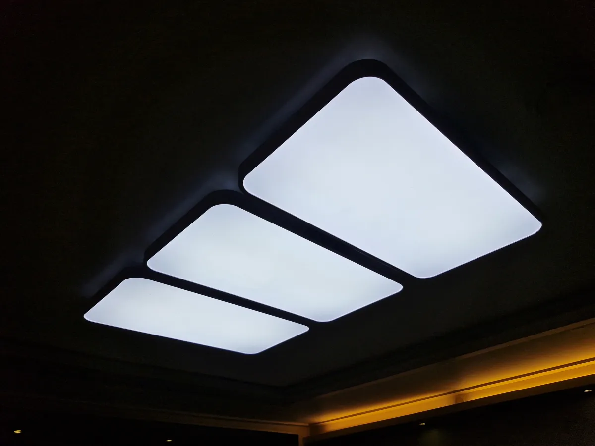 깜깜한-거실에-켜져있는-LED-거실등