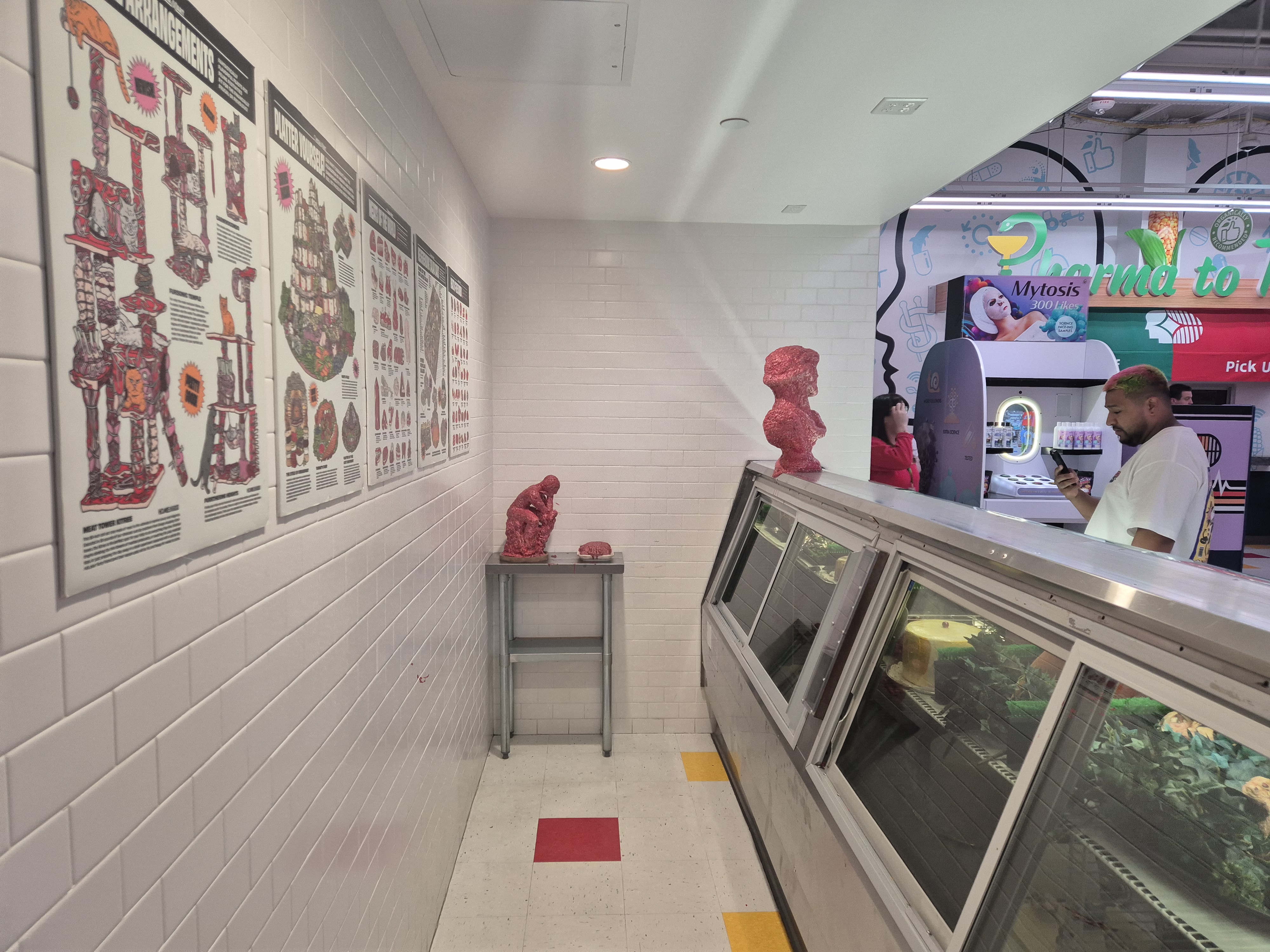 오메가마트 전시 내부2