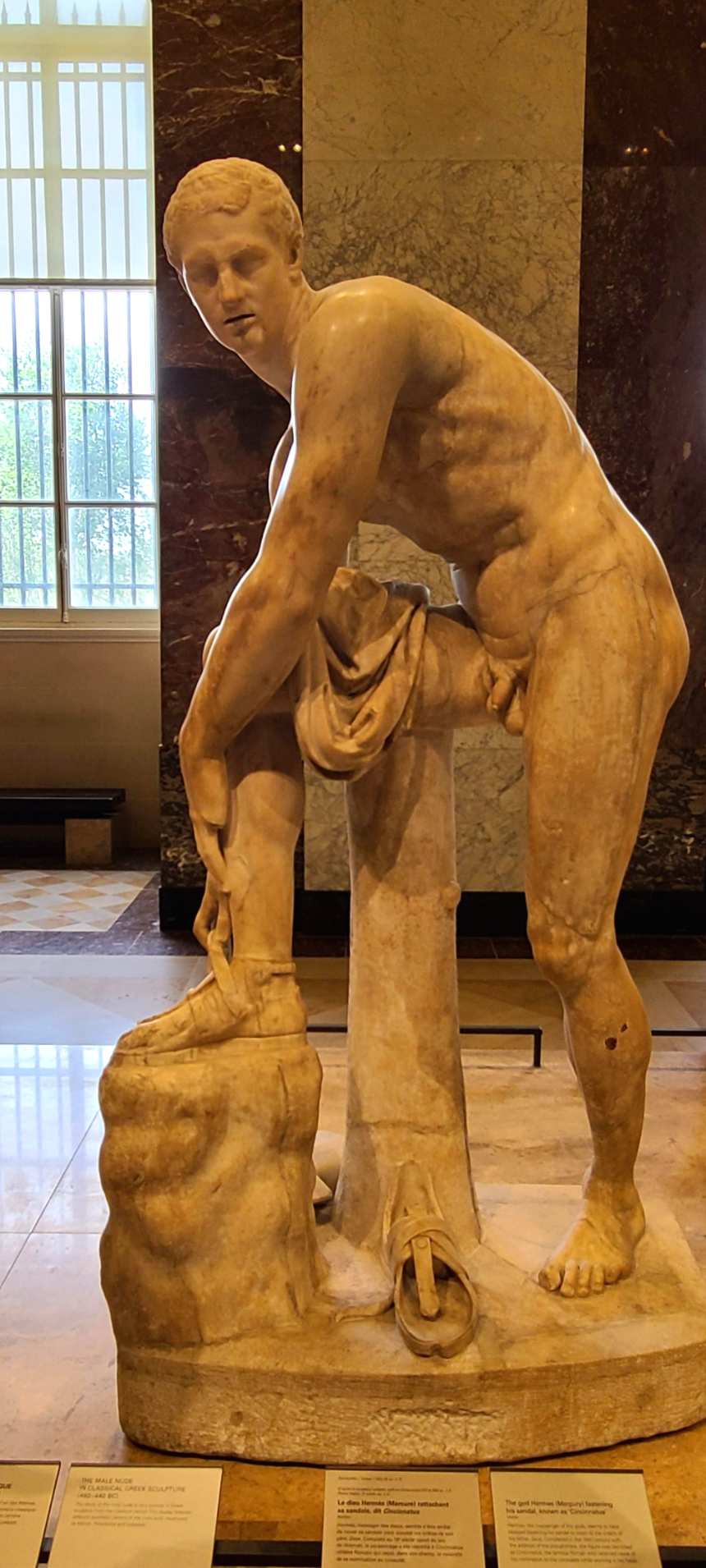 샌들을 묶는 에르메스