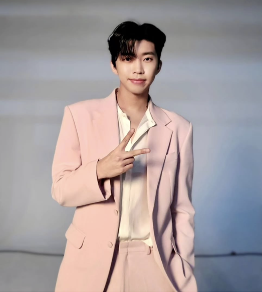 임영웅이 분홍색 수트를 입고 브이 포즈를 취하는 모습 &ndash; IM HERO 2 활동을 앞둔 임영웅의 이미지