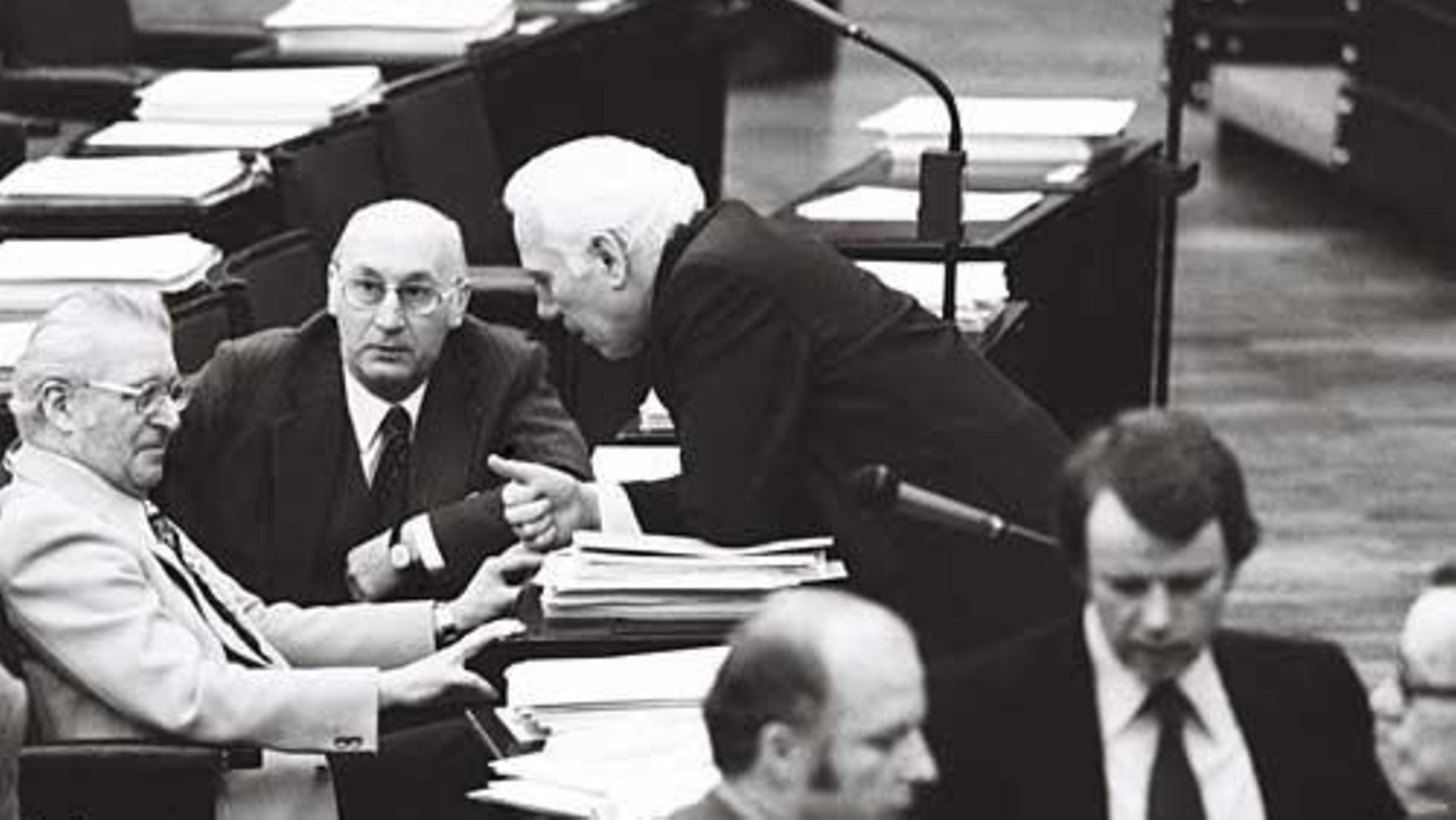 Die CDU-Abgeordneten Adolf M&uuml;ller und Hans Katzer mit Arbeitsminister Walter Arendt (stehend); im Vordergrund Norbert Bl&uuml;m (&copy; Bundespresseamt)