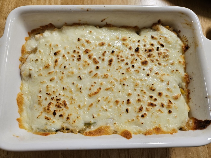 겉의 치즈가 바삭하게 익혀지지 않아 토치로 그을렸습니다.