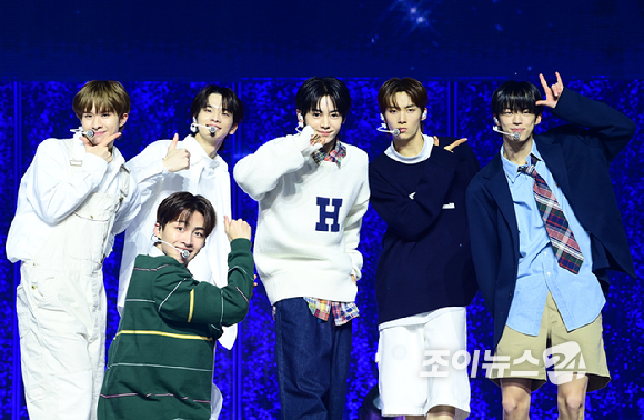 그룹 TWS(투어스)가 22일 오후 서울 한남동 블루스퀘어에서 열린 TWS(투어스) 데뷔 미니 1집 'Sparkling Blue' 발매 기념 미디어 쇼케이스에서 타이틀곡 '첫 만남은 계획대로 되지 않아'를 선보이고 있다. [사진=정소희 기자]