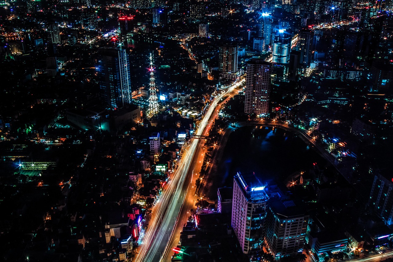 하노이 고층 건물에서 내려다본 도심 야경과 조명이 비친 도로 전경