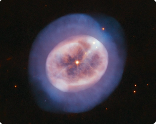 확산된 가스 구름 속 중심에 작은 백색왜성이 밝게 빛나는 모습