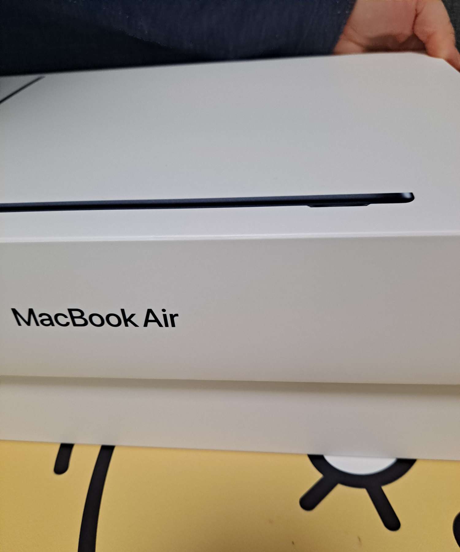 맥북에어 박스 여는 중