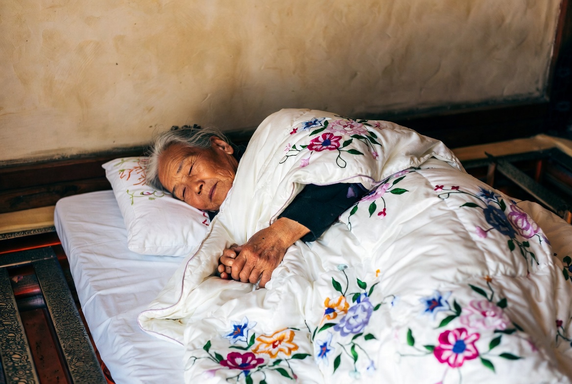 이불을 덮고 자고 있는 할머니의 모습 ai 이미지