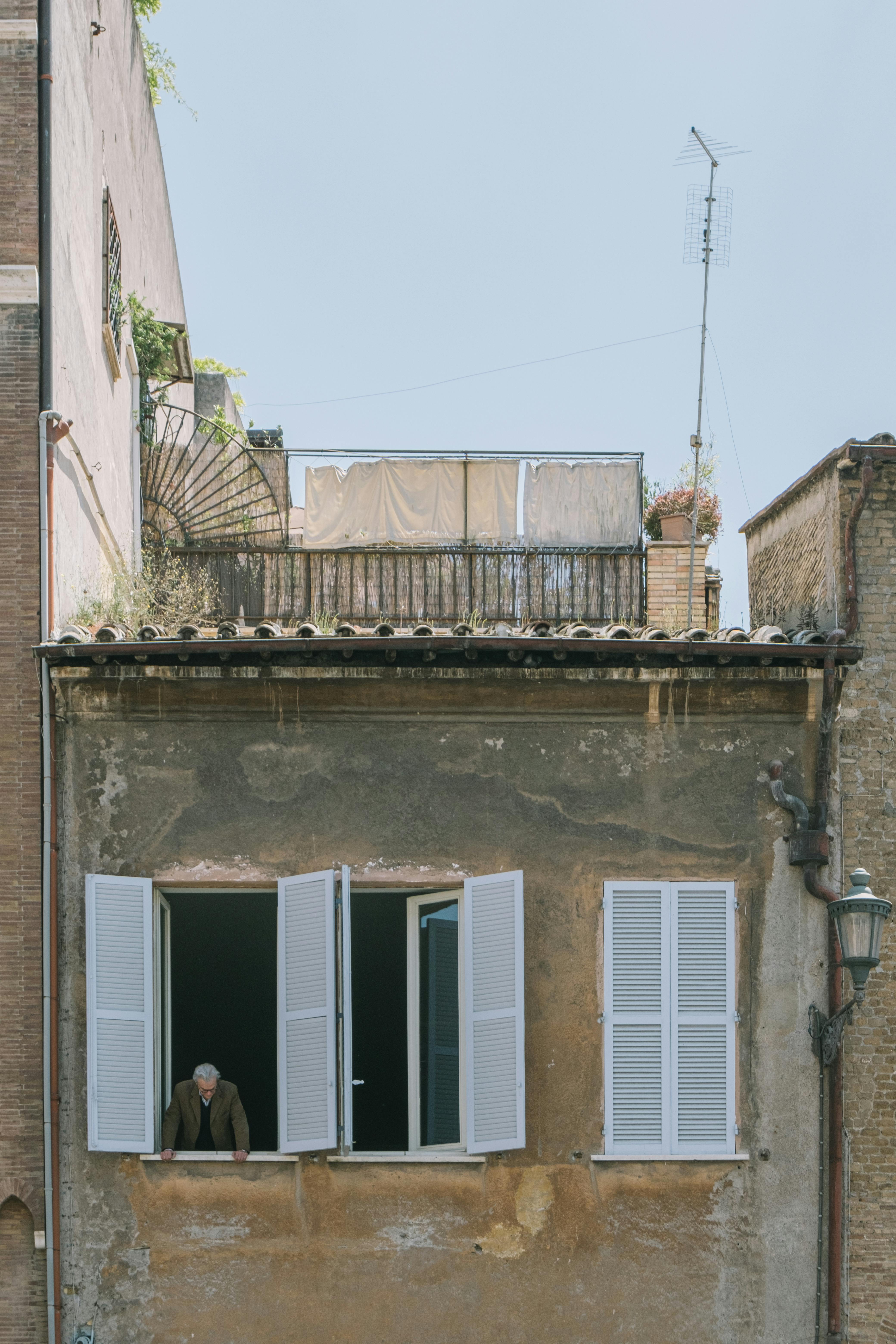 실내 공기질 개선 방법 중 환기를 나타내는 사진