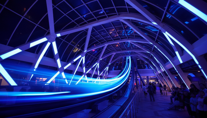 상하이 디즈니랜드의 인기 어트랙션인 트론 라이트사이클 파워 런의 미래지향적인 네온 블루 조명과 역동적인 모습