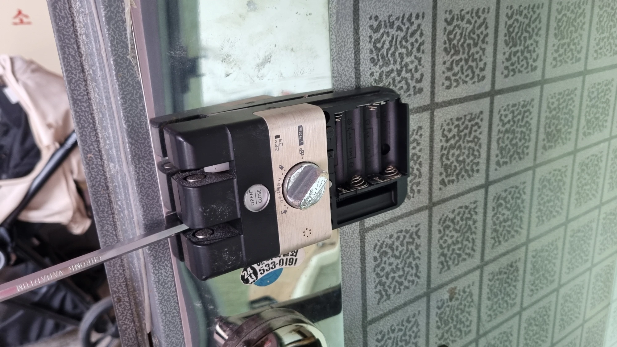 도어록 고정 볼트 위치