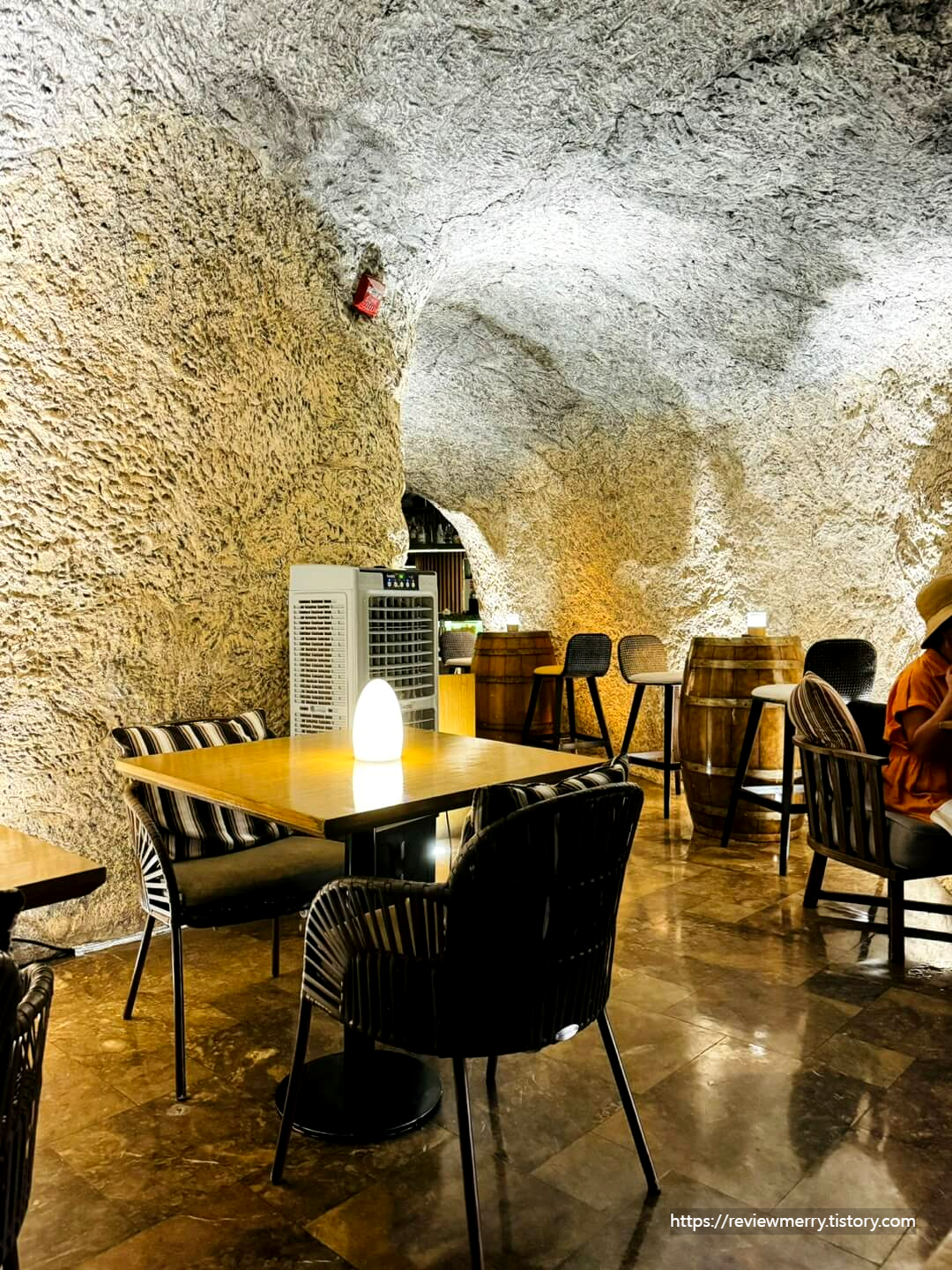 동굴바 내부 사진