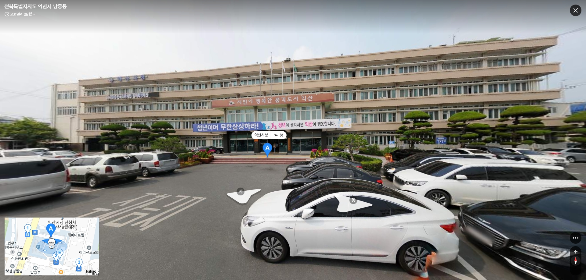 거리뷰 기능으로 주차장과 주변 간판 등 실제 풍경을 선명하게 확인하는 모습