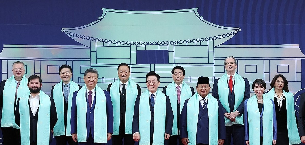 밤샘 끝에 이뤄낸 경주선언, APEC 정상회의 극적 합의의 모든 것 관련 사진