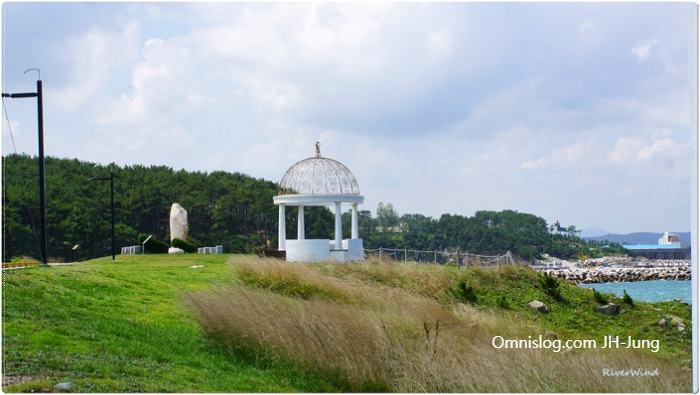 드라마 하우스 앞 바다를 보는 언덕