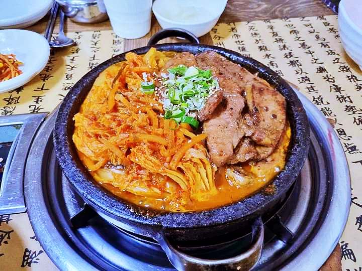 토요일은 밥이좋아 예산 백종원 예산시장 부근 묵은지 돼지갈비 맛집 묵은지김치찌개 묵은지 돼지갈비구이 예산10미 현지인 추천 토밥 좋아 방송정보