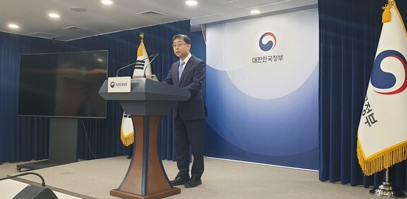 송상훈 과기정통부 정보통신정책실장이 17일 정부서울청사에서 열린 사전브리핑에서 제4차 클라우드컴퓨팅 기본계획에 대해 발표하고 있다