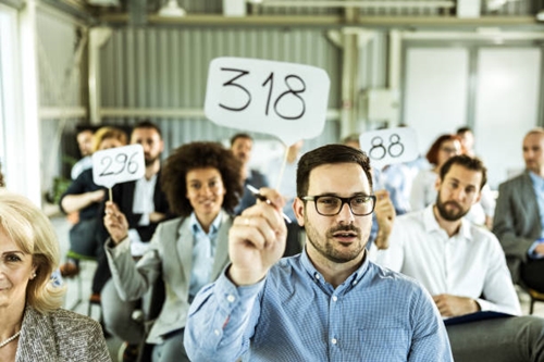 경매에 참여하는 사람들 사진