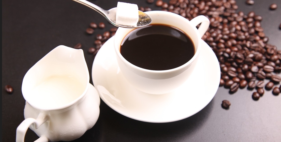 커피잔에 설탕을 넣는 모습-사진