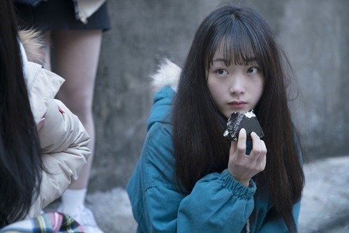 삼각김밥을 먹는 이유미의 모습