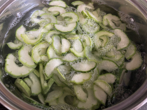 오이무침 황금레시피 - 절인 오이를 끓는물에 10초 데치기