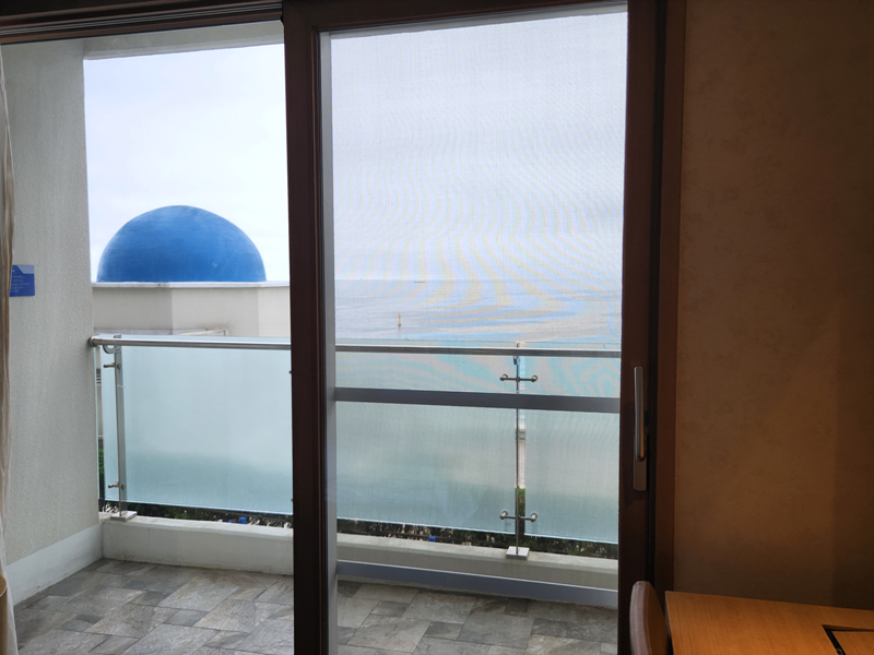 테라스_뒤로_보이는_바다