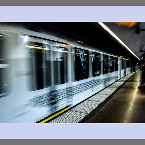 빠르게 지나가고 있는 지하철의 모습