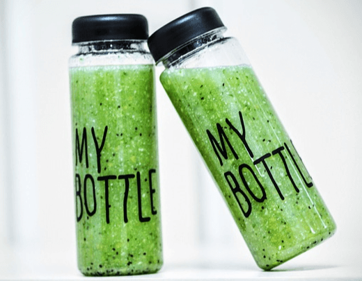 투명한 텀블러 2개에 초록색 오이주스가 가득 담겨있다. 한개는 바로 서있고 한개는 살짝 기대어 있다.