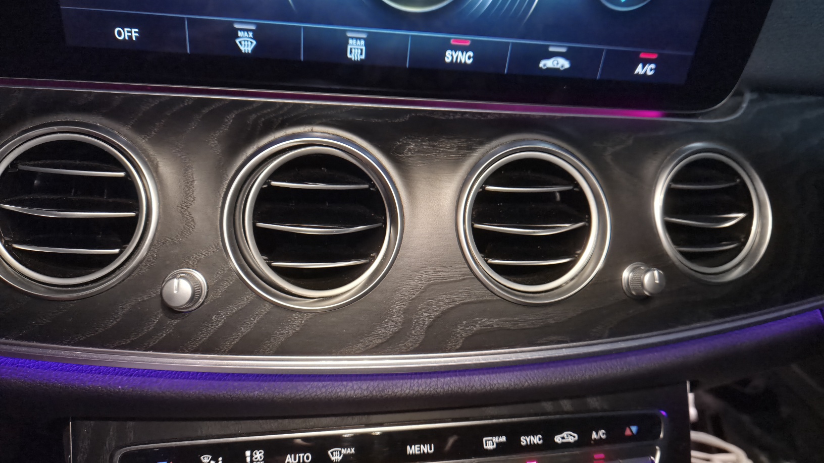 벤츠 E-Class 중앙 원형 송풍구 네 개와 하단 개폐 다이얼