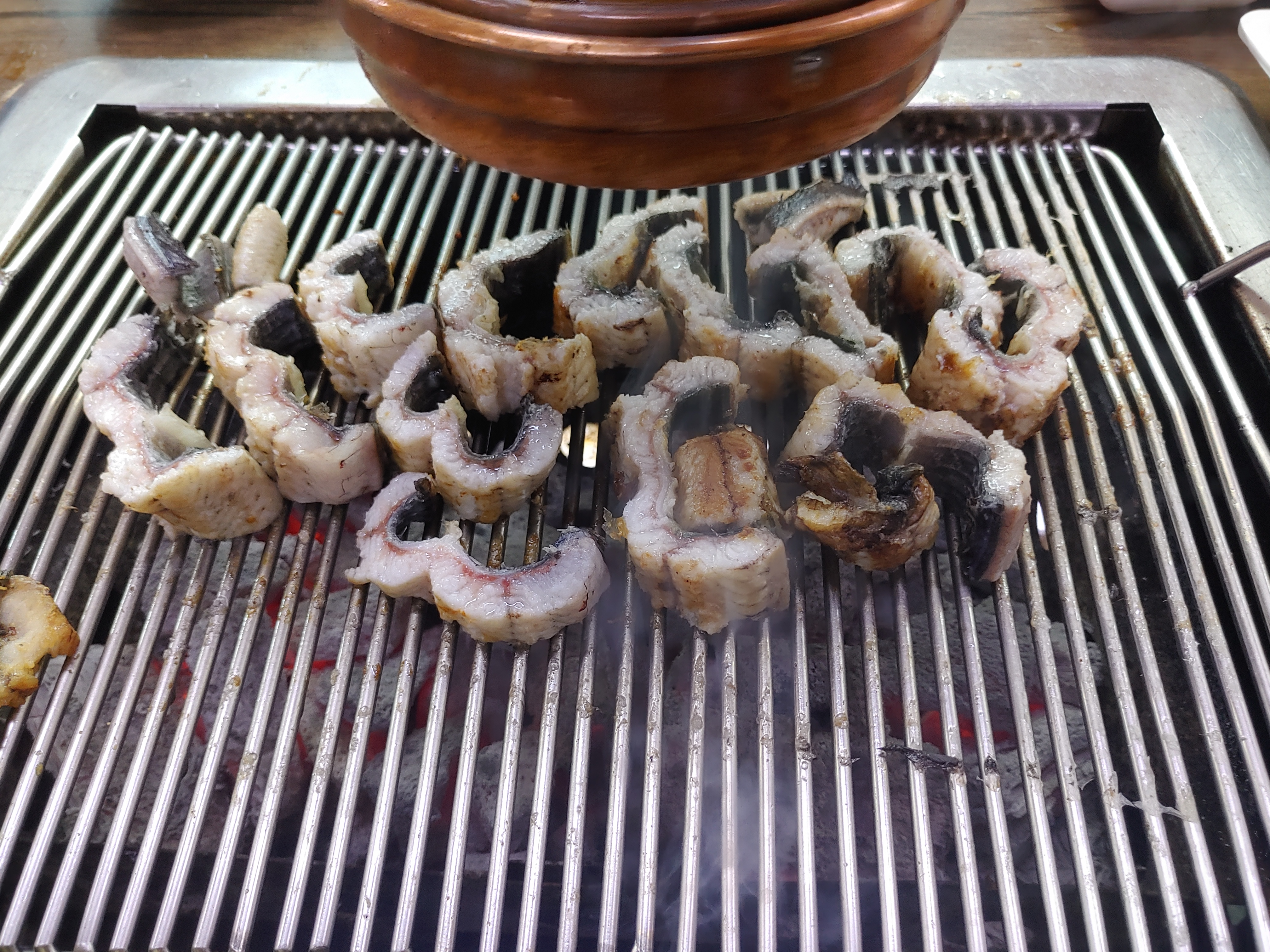 장어를 잘 구워주시고