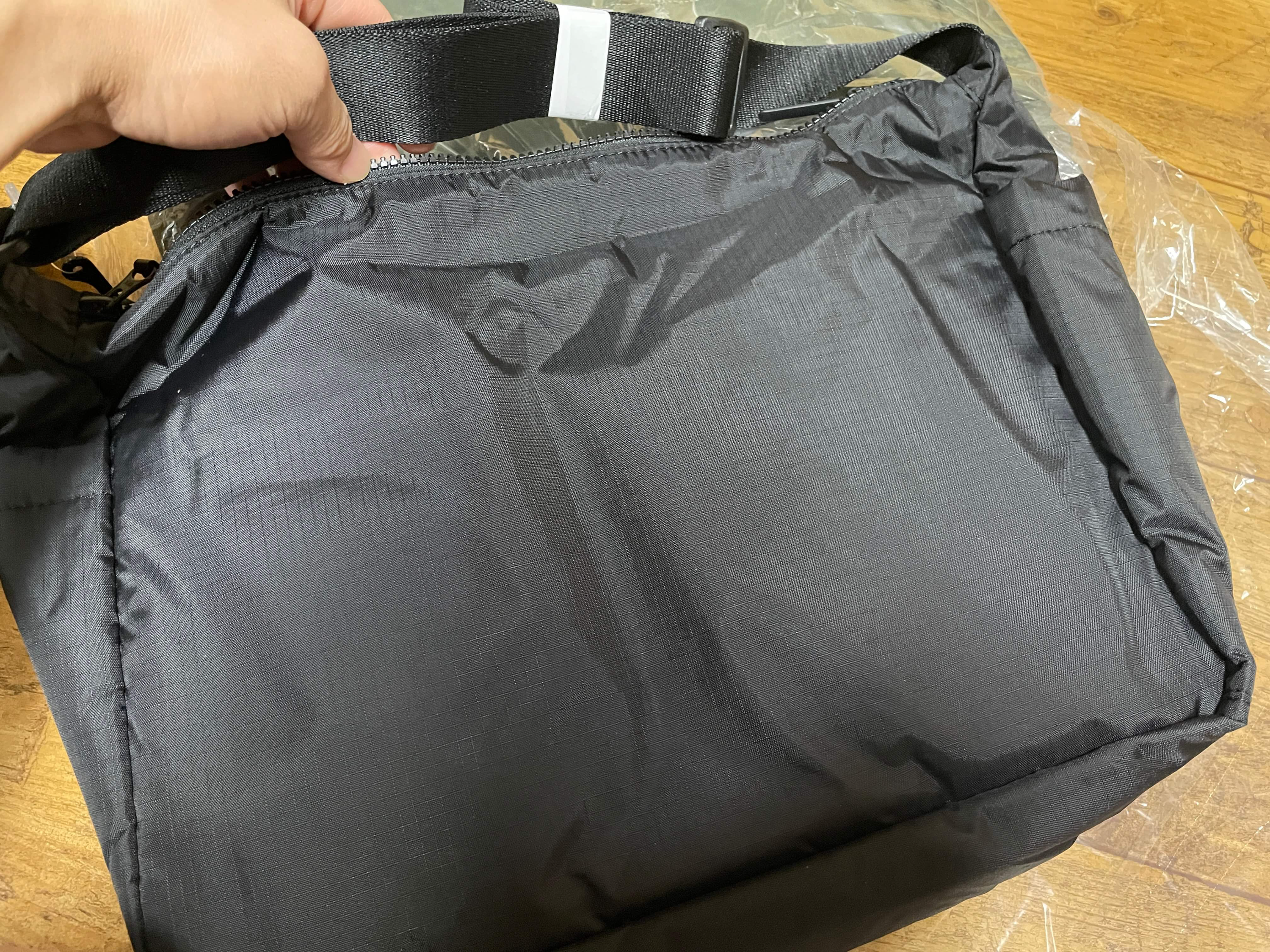 유니클로 멀티포켓 숄더백