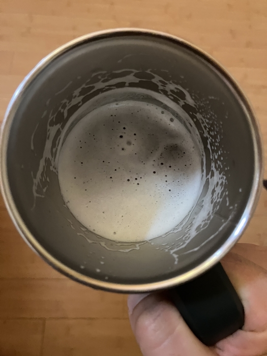 유통기한 지난 블랑 1664 맥주를 진공 텀블러에 따른 모습｜거품 유지 상태와 차가운 온도에서의 거품 밀도 확인