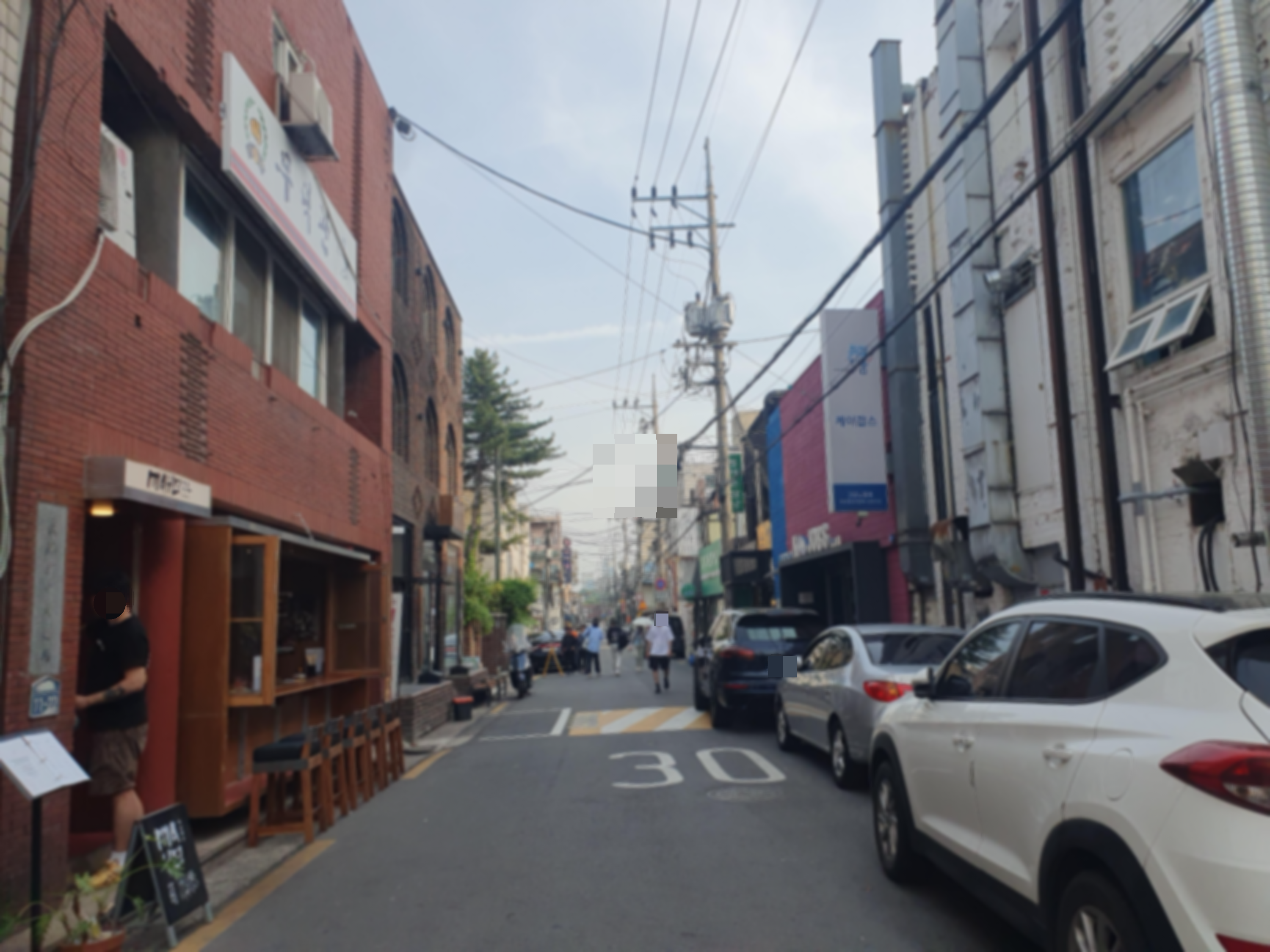 골목에 늘어서 있는 주택들