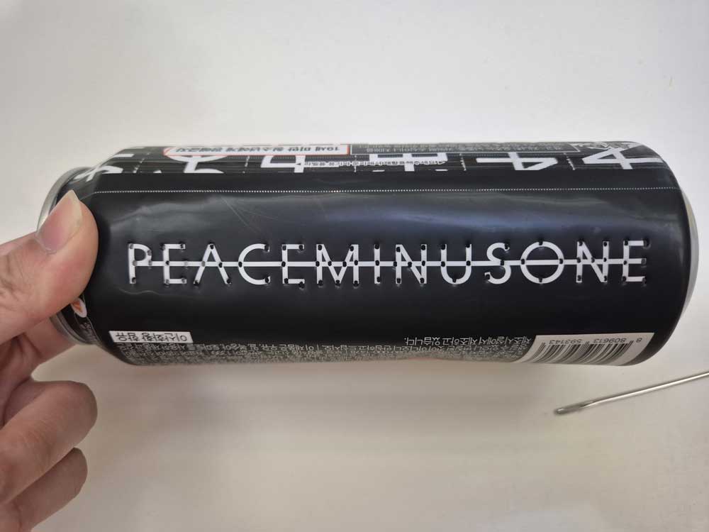 각 알파벳의 획 끝부분에 구멍을 모두 뚫어준 사진