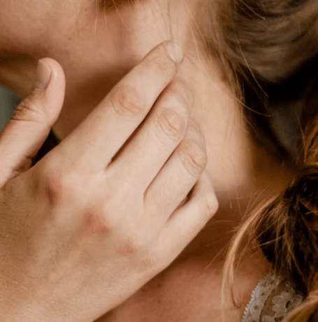 구안와사 초기증상 - 귀 뒤쪽 통증