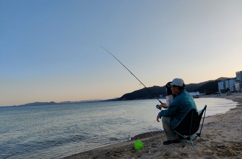 할아버지 품에 안겨 같이 낚시하고있는 쿠앙이
