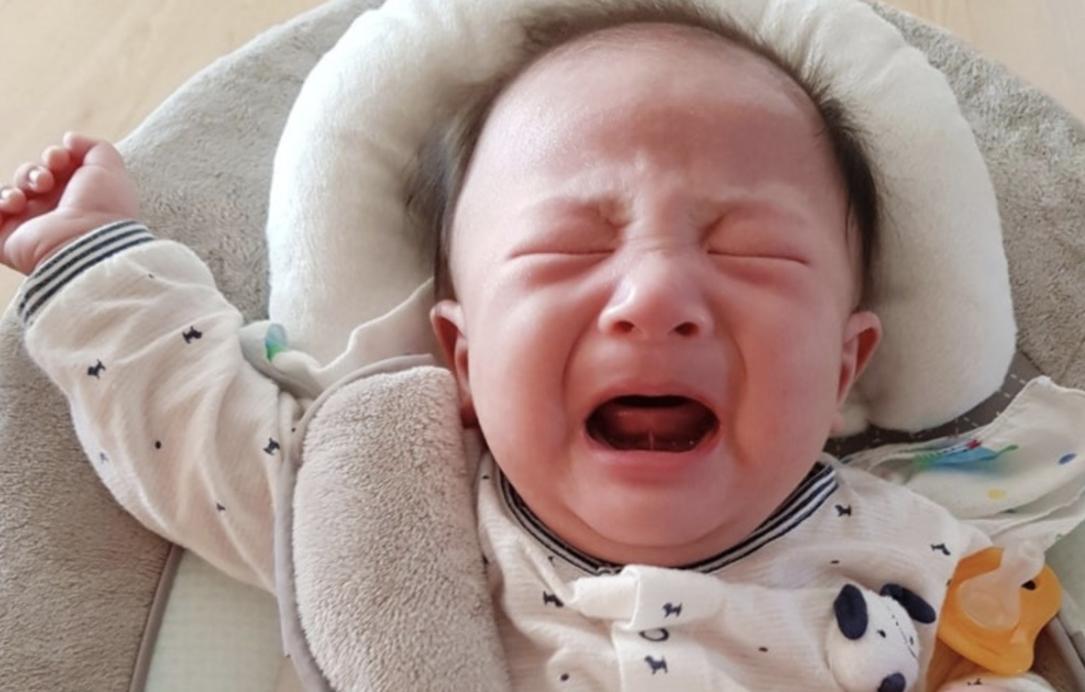 누워서 울고있는 아기