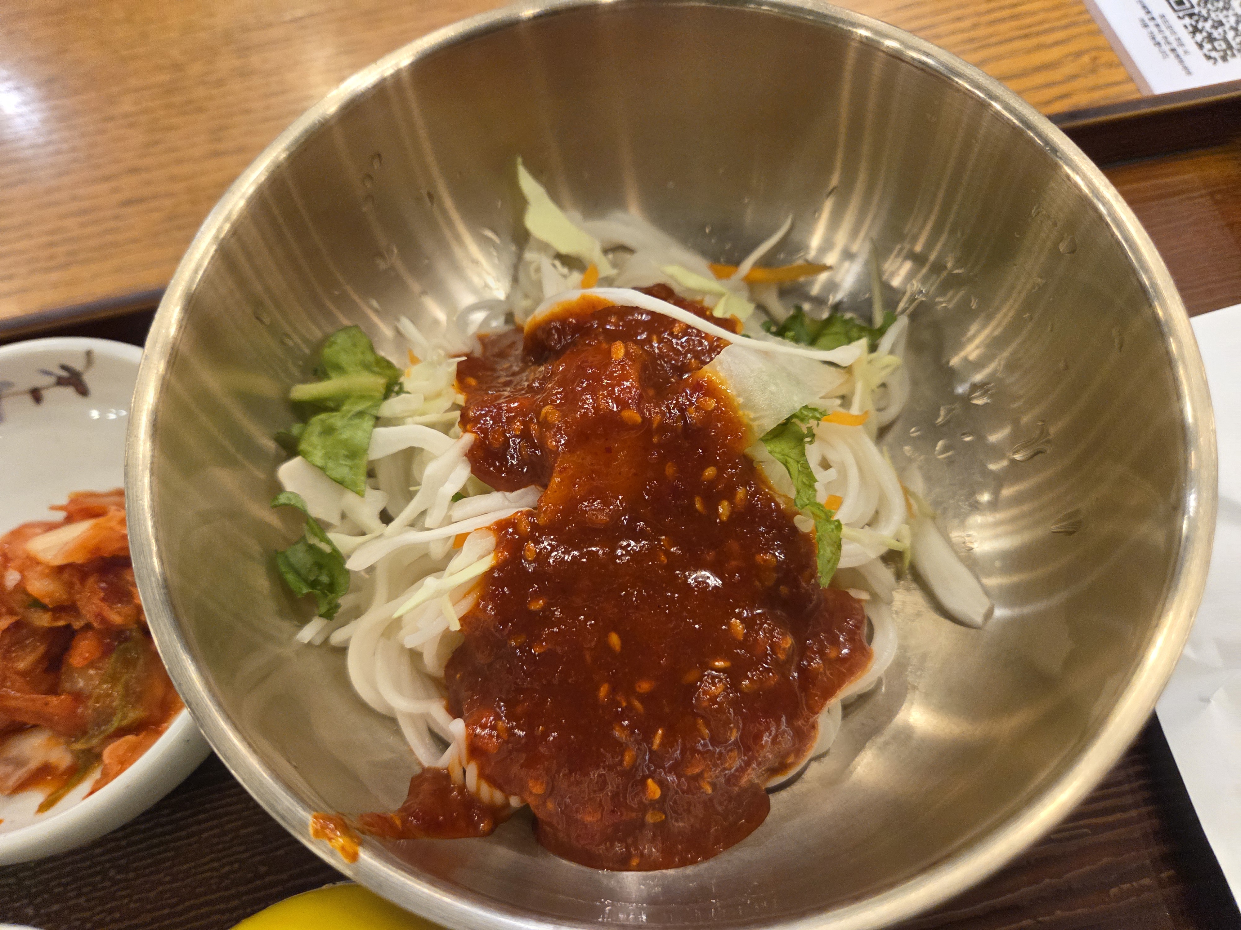 매콤달콤한 소스가 올려진 비빔국수 한 그릇 클로즈업