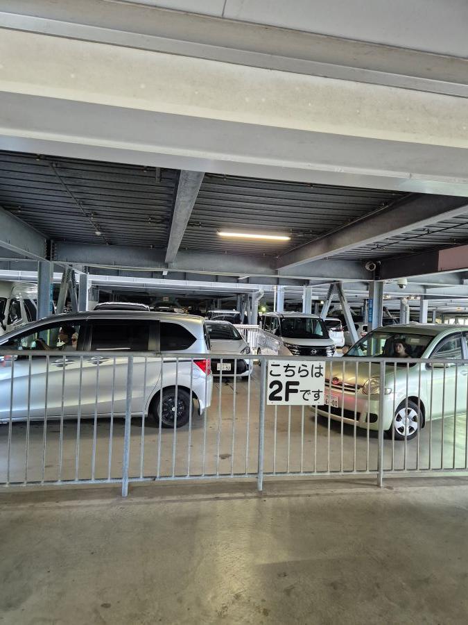 츄라우미수족관-주차장